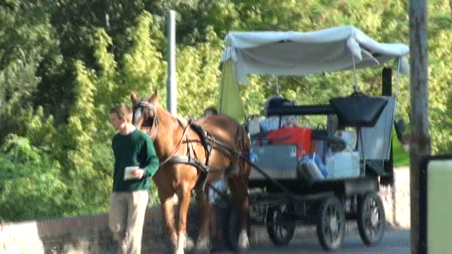 Prove tecniche di Giubileo nel parmense…. una famiglia francese  con cavallo e carretto.