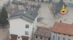 rotti gli argini un ppensona sul tetto