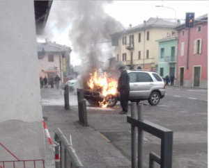 auto in fiame a gaiano