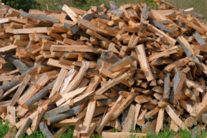 il-processo-di-taglio-del-legno-come-tagliare-o-tagliare-legna-combustibile-solido_84280-74