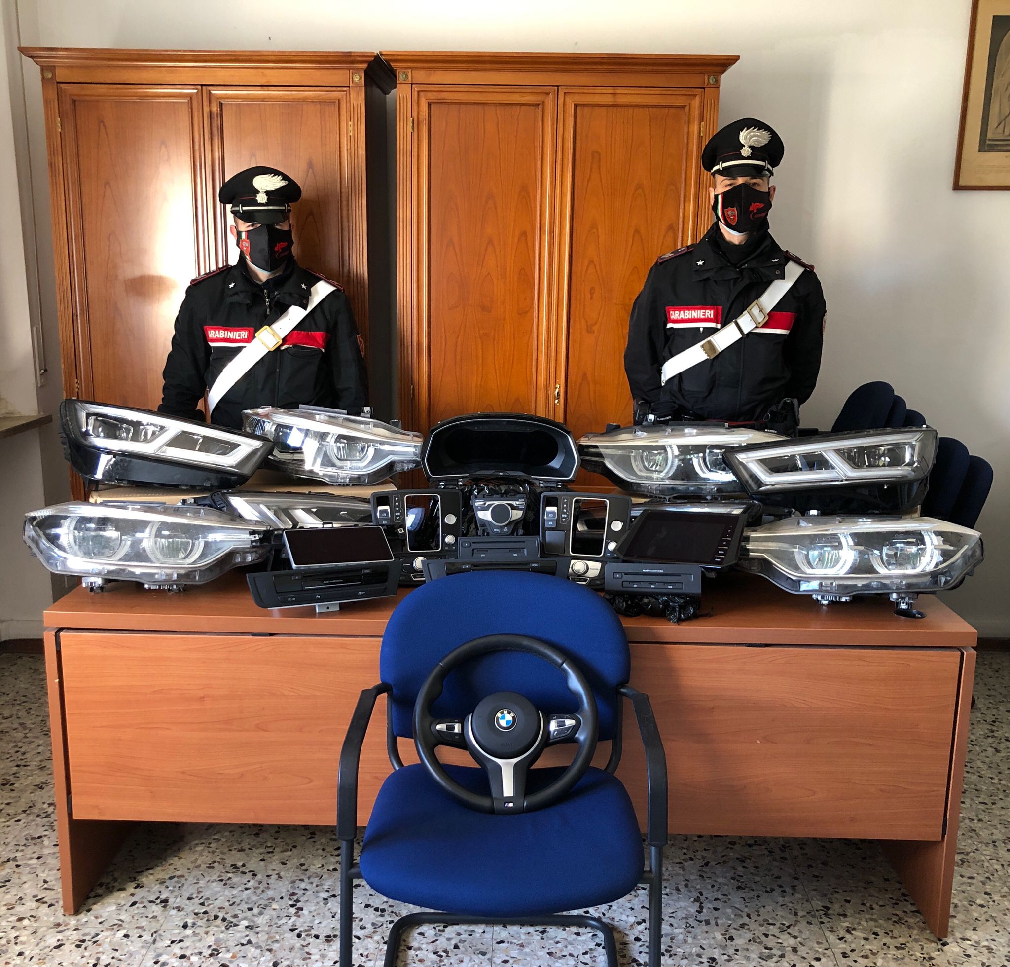CARABINIERI E MERCE SEQUESTRATA
