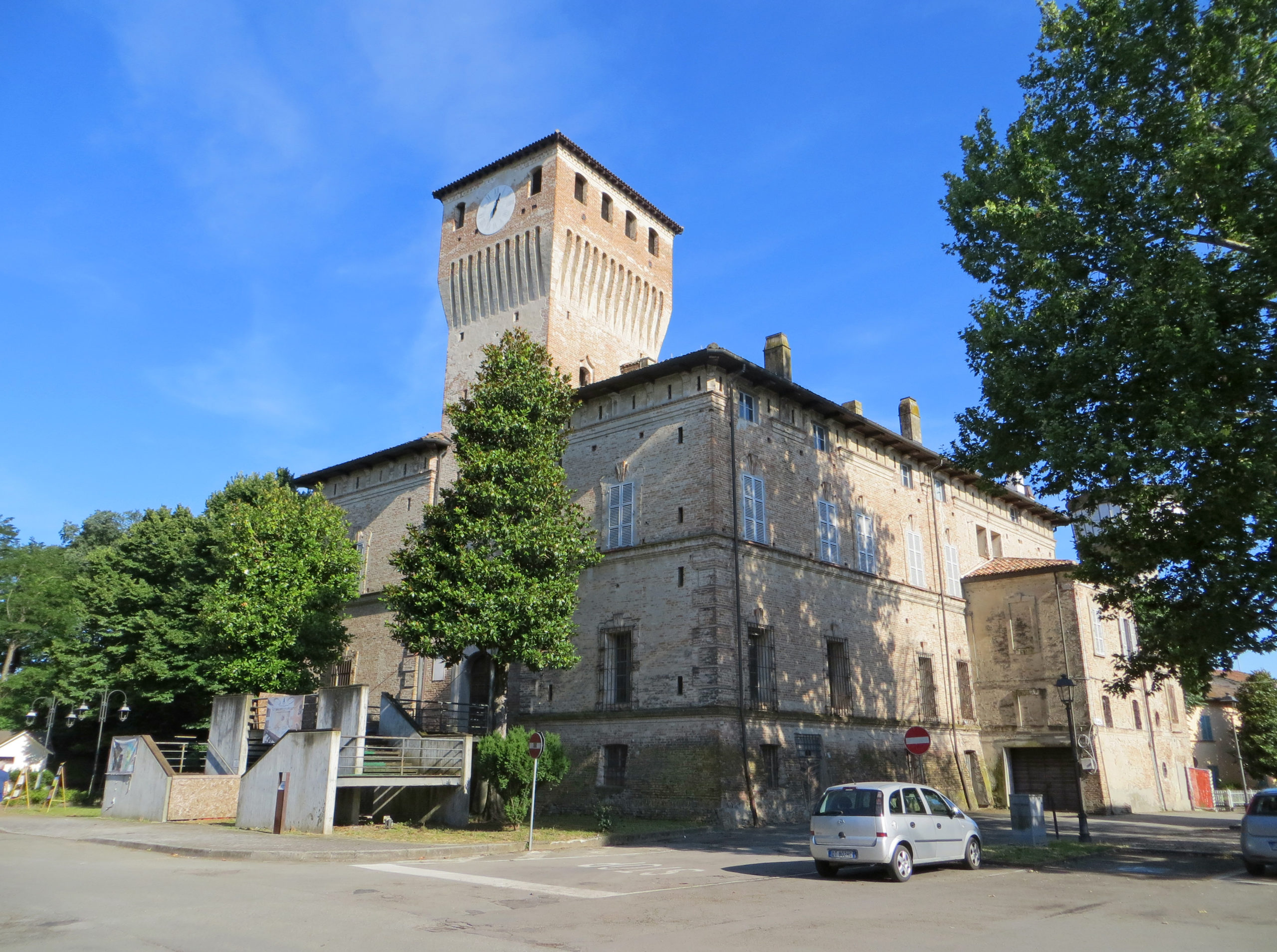 Rocca_dei_Terzi_(Sissa)_-_facciata_e_lato_ovest_2019-06-23